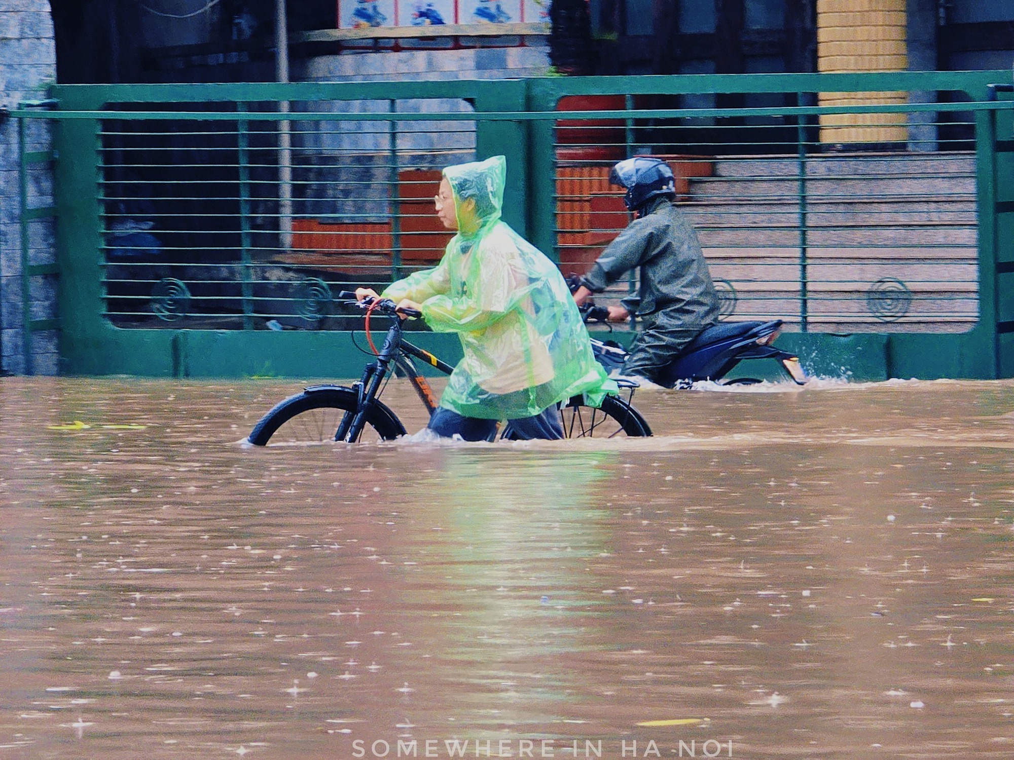 Khung cảnh lạ giữa Hà Nội mênh mông biển nước: Người mang đồ đi bắt cá giữa đường, người lướt ca nô, người đạp vịt trên "vịnh" Văn Quán- Ảnh 11.