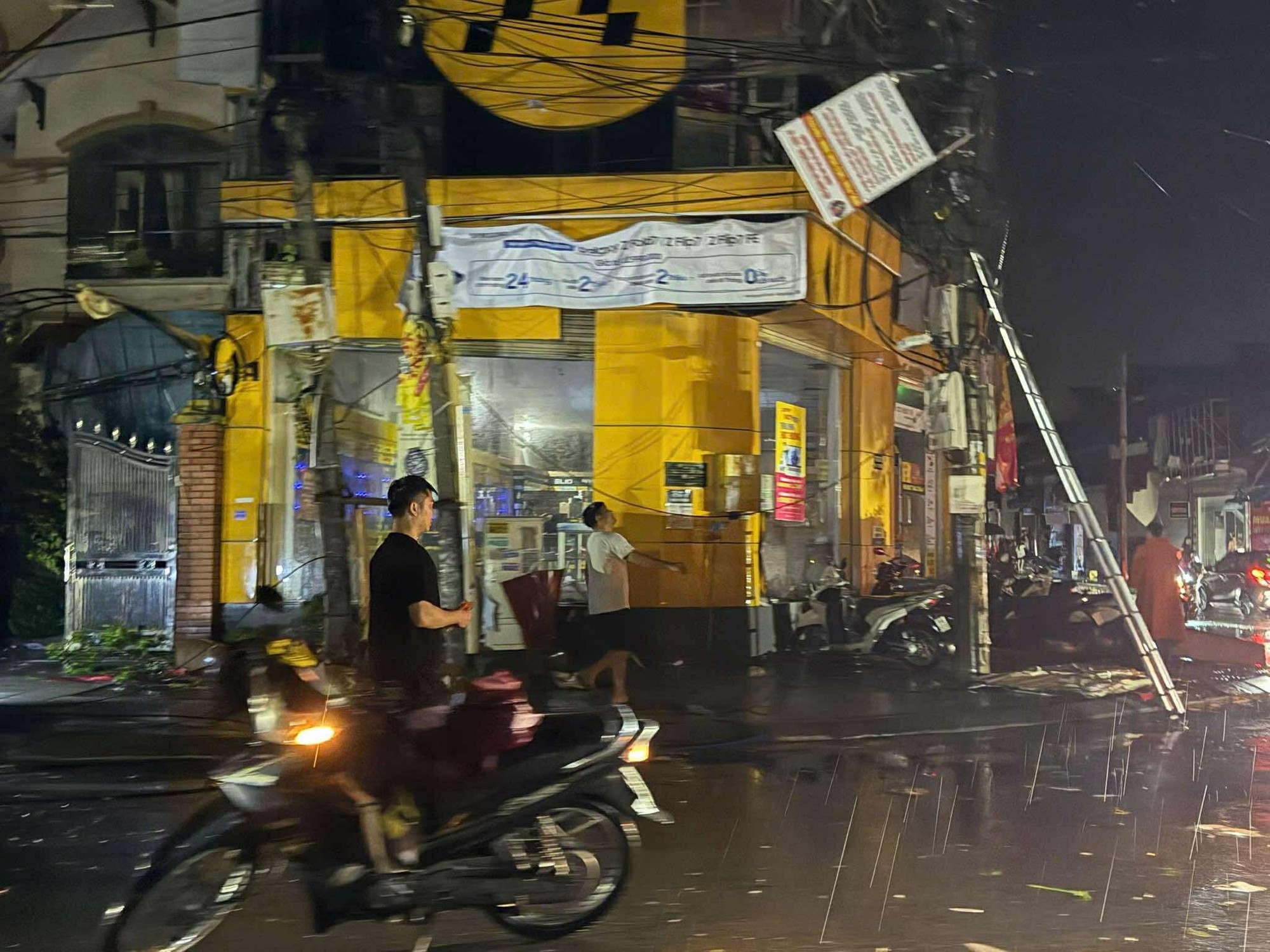 Lốc xoáy kinh hoàng ở Ninh Bình: Chỉ trong 2 phút hàng trăm nhà dân bị hư hại, cả con phố tan hoang- Ảnh 4.