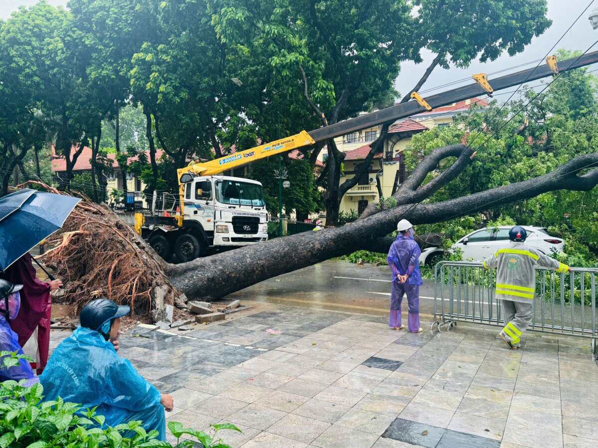 Hà Nội mưa to do ảnh hưởng bão số 5, đường phố ngập nặng, giao thông ách tắc- Ảnh 36.