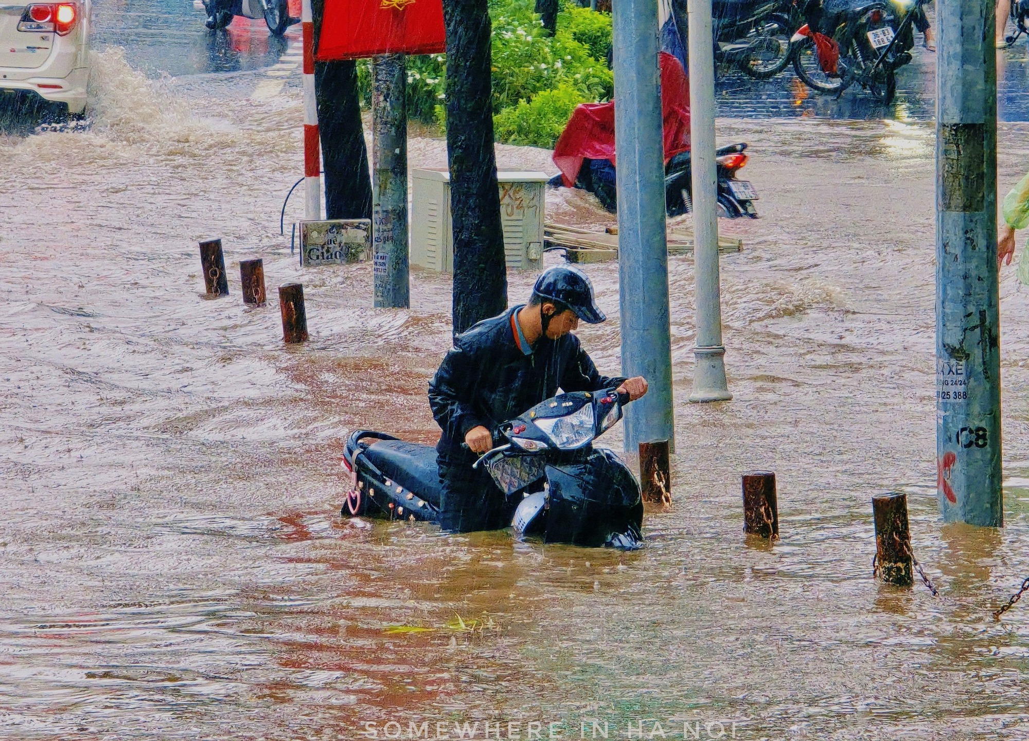 Khung cảnh lạ giữa Hà Nội mênh mông biển nước: Người mang đồ đi bắt cá giữa đường, người lướt ca nô, người đạp vịt trên "vịnh" Văn Quán- Ảnh 10.