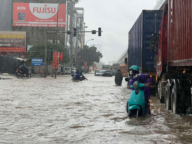 Hà Nội mưa to do ảnh hưởng bão số 5, đường phố ngập nặng, giao thông ách tắc- Ảnh 14.