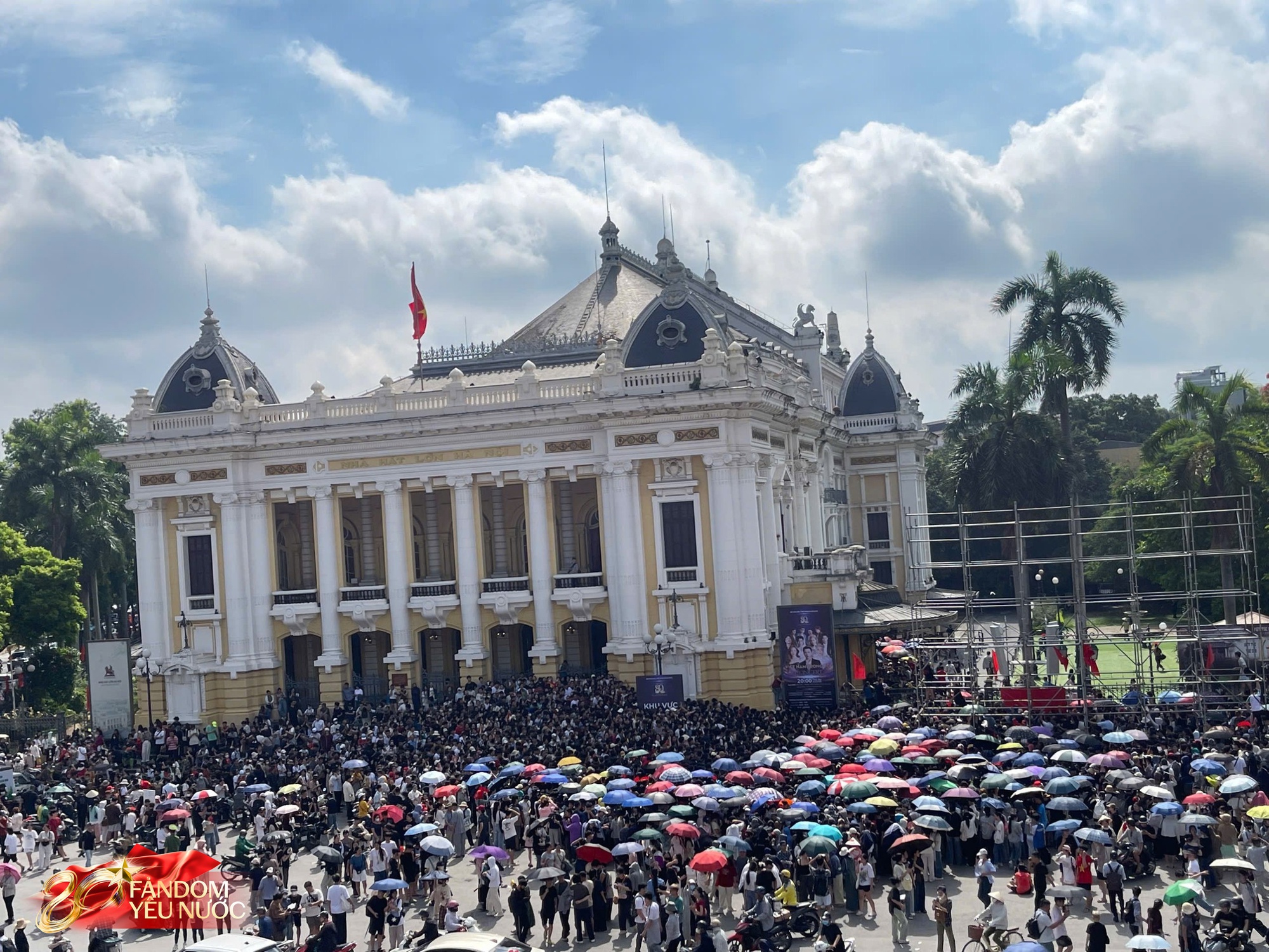 Mưa trắng trời trước giờ concert quốc gia khiến cả ngàn người chờ lấy vé, Cục trưởng Xuân Bắc nói 1 câu nghe mà xót- Ảnh 2.