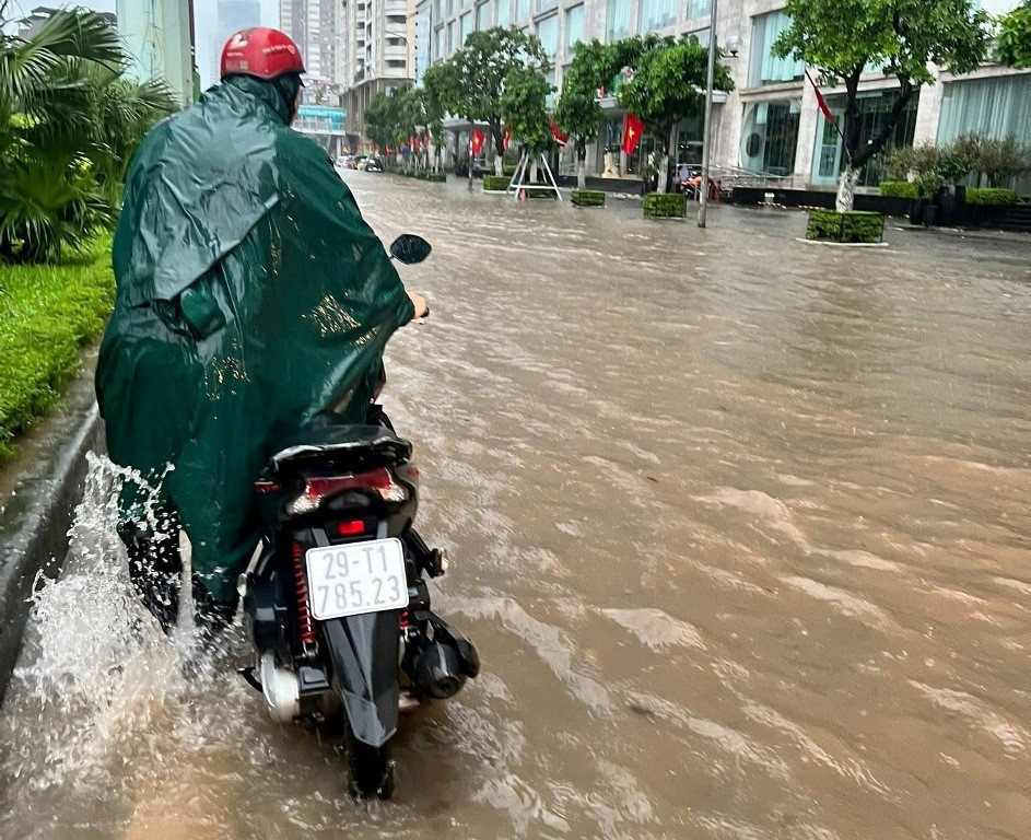 Mưa kéo dài, nhiều đường Hà Nội thành 'sông'- Ảnh 4.