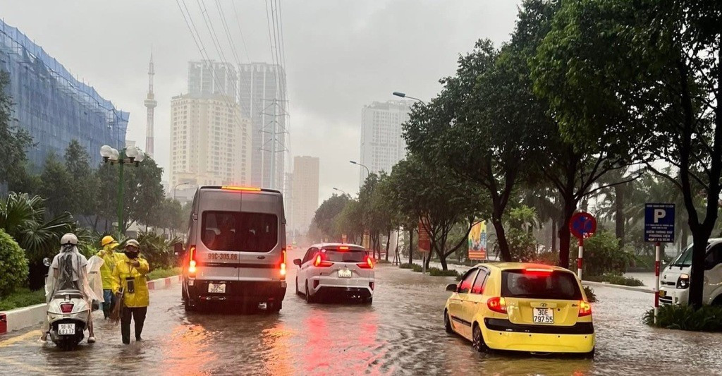 Mưa kéo dài, nhiều đường Hà Nội thành 'sông'- Ảnh 6.