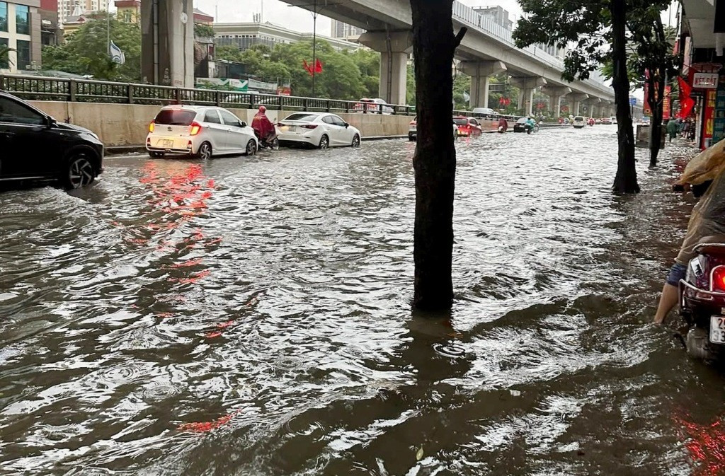 Mưa kéo dài, nhiều đường Hà Nội thành 'sông'- Ảnh 5.