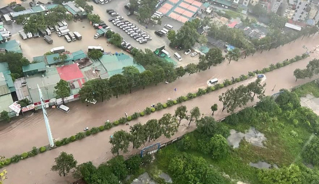 Mưa kéo dài, nhiều đường Hà Nội thành 'sông'- Ảnh 7.