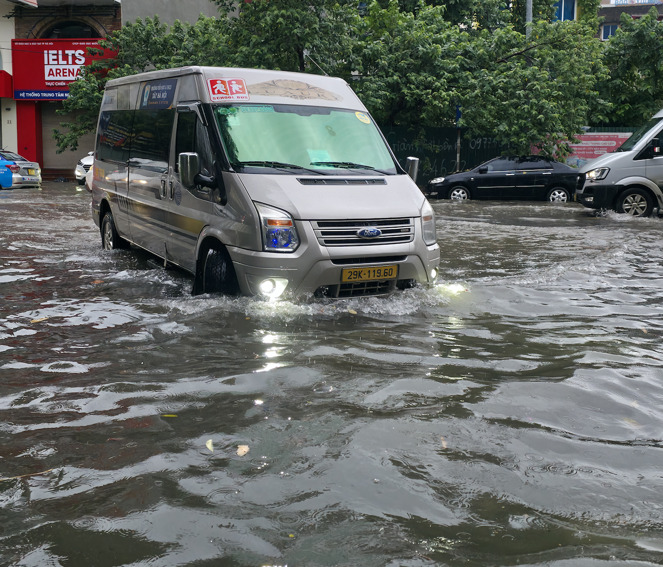 Hà Nội sáng nay: Mưa trắng trời, đường nào cũng ngập!- Ảnh 3.
