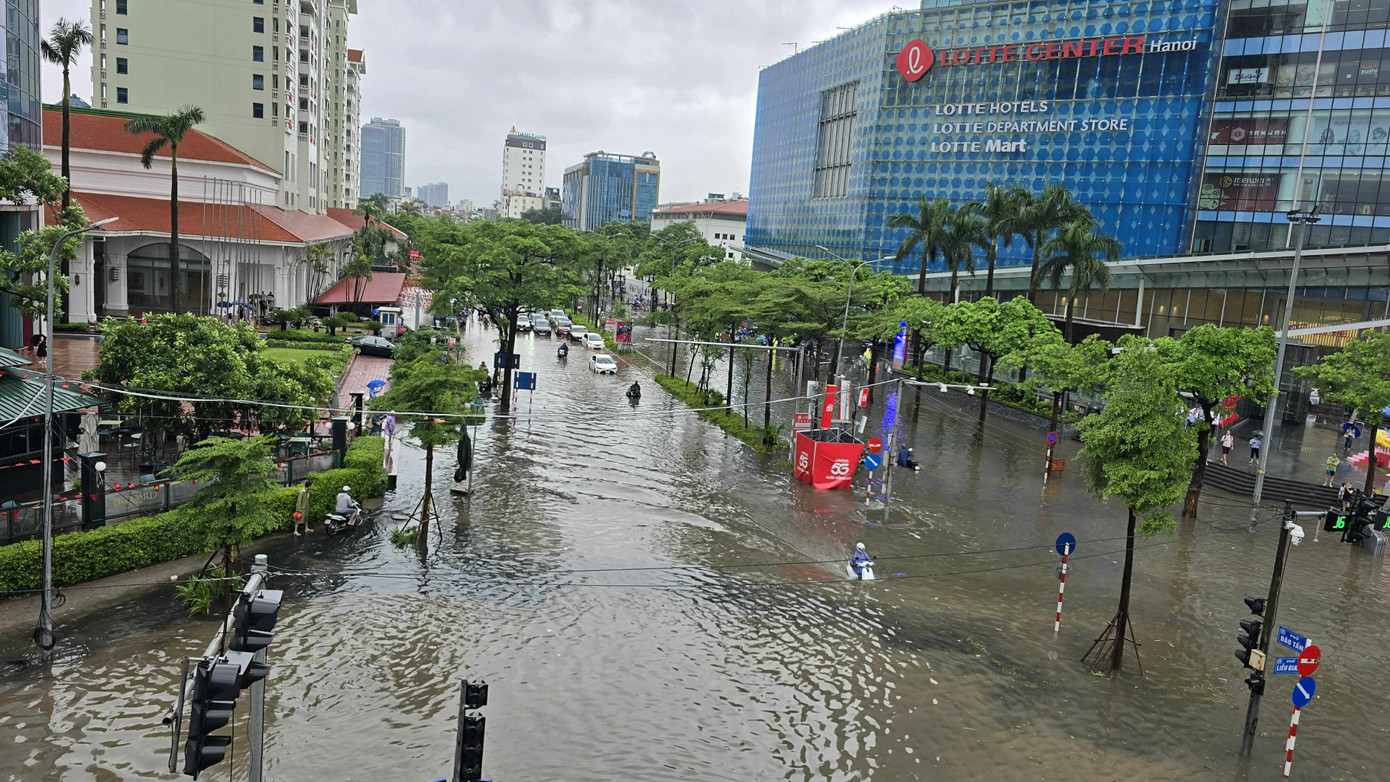 Mưa kéo dài, nhiều đường Hà Nội thành 'sông'- Ảnh 9.