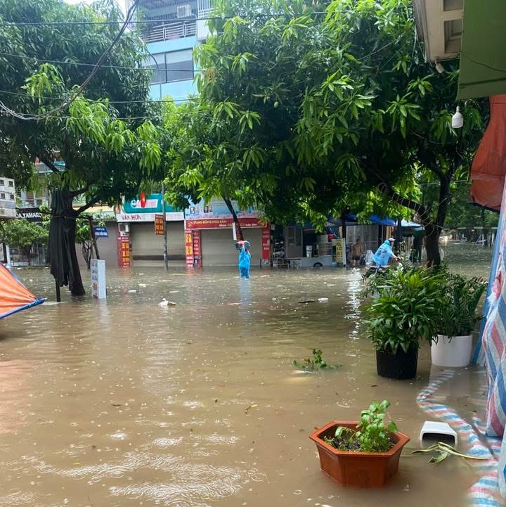 Hà Nội mưa to do ảnh hưởng bão số 5, đường phố ngập nặng, giao thông ách tắc- Ảnh 10.