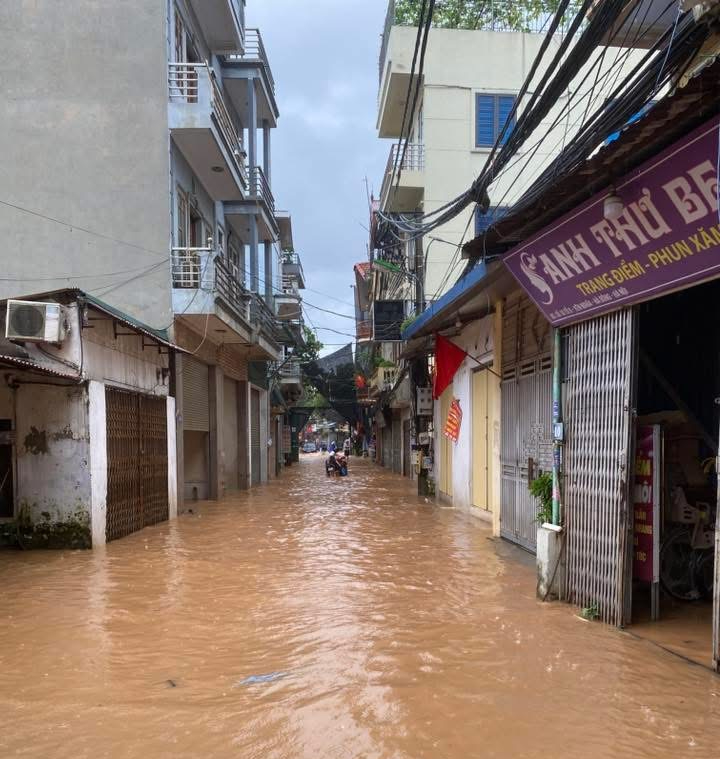 Hà Nội mưa to do ảnh hưởng bão số 5, đường phố ngập nặng, giao thông ách tắc- Ảnh 11.