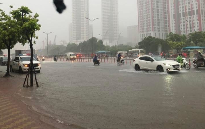 Hà Nội mưa to do ảnh hưởng bão số 5, đường phố ngập nặng, giao thông ách tắc- Ảnh 9.