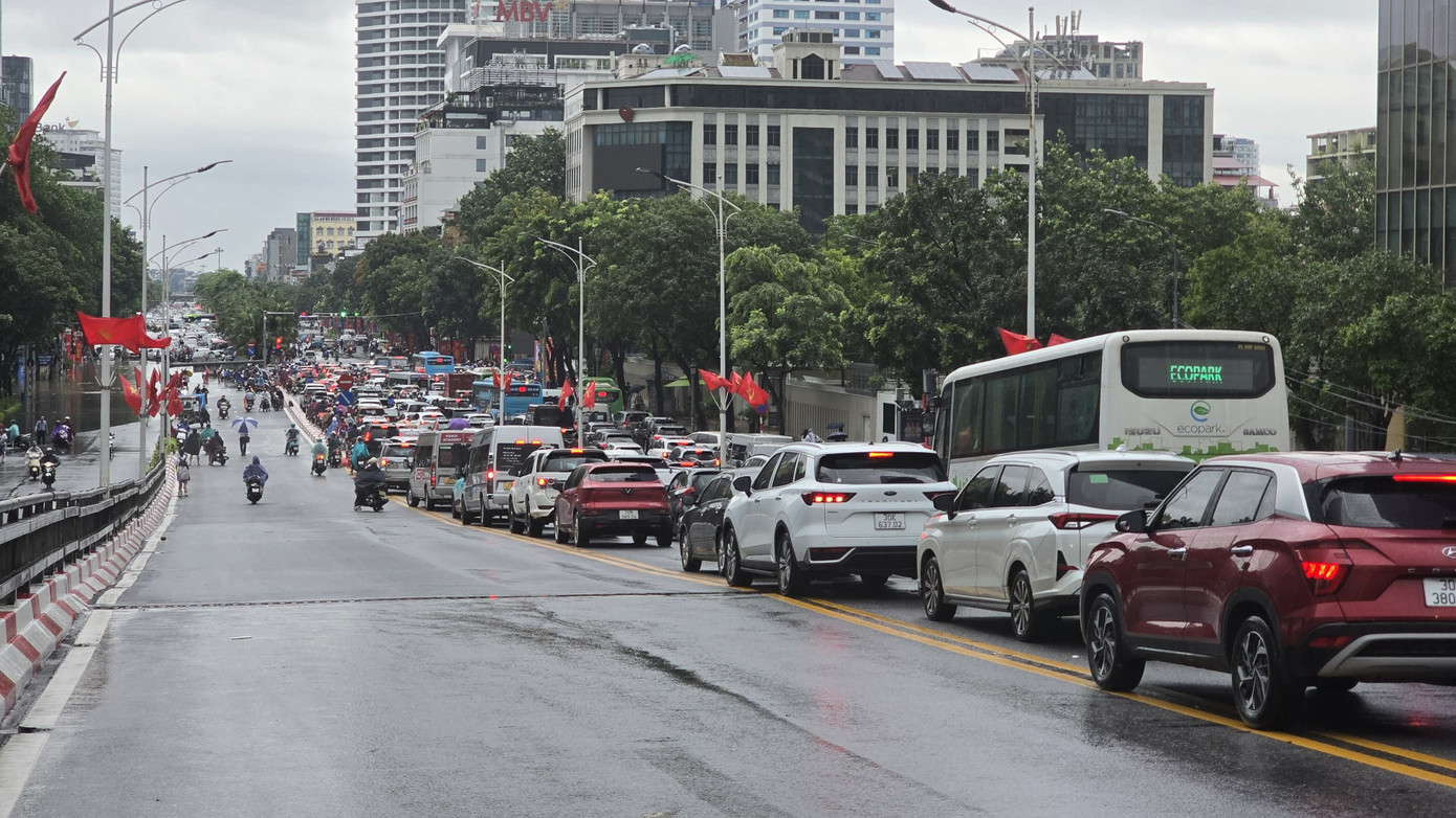 Mưa kéo dài, nhiều đường Hà Nội thành 'sông'- Ảnh 11.