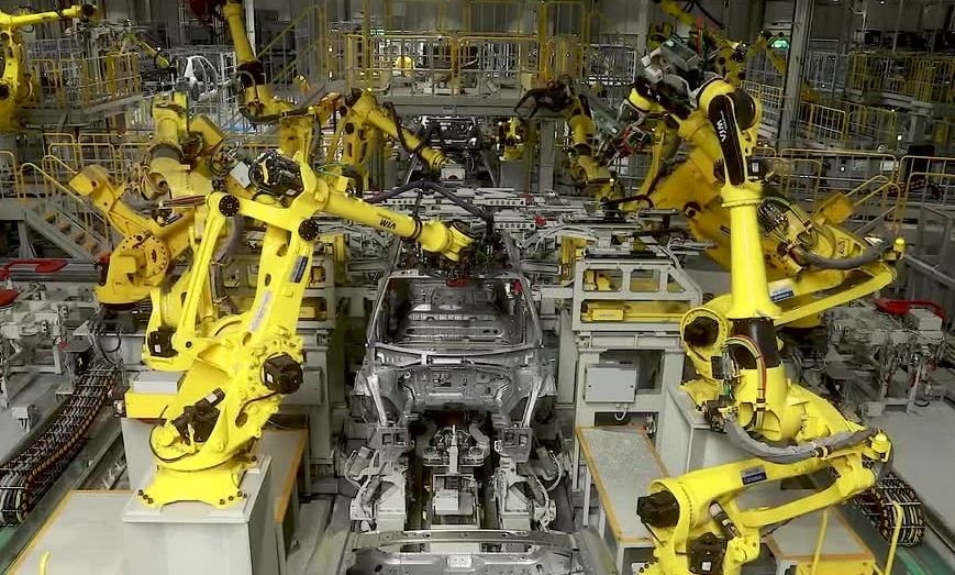 Bên trong nhà máy robot của Hyundai: Sản xuất 500.000 xe điện và hybrid mỗi năm, 750 robot, hàng trăm xe tự hành hoạt động suốt ngày đêm- Ảnh 1. Bên trong nhà máy robot của Hyundai: Sản xuất 500.000 xe điện và hybrid mỗi năm, 750 robot, hàng trăm xe tự hành hoạt động suốt ngày đêm- Ảnh 1.