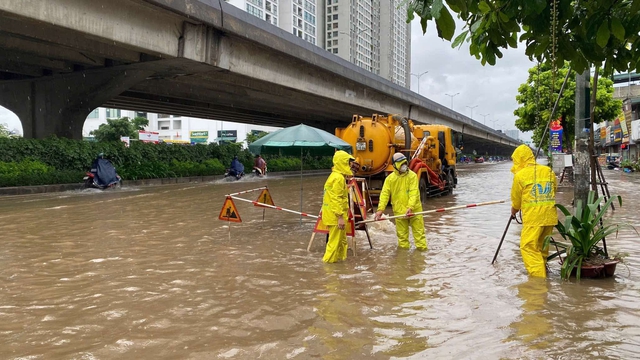 Hà Nội mưa to do ảnh hưởng bão số 5, đường phố ngập nặng, giao thông ách tắc- Ảnh 17.