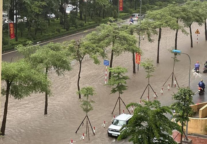 Hà Nội mưa cả đêm, khắp nơi ngập sâu, giao thông tắc cứng- Ảnh 3.