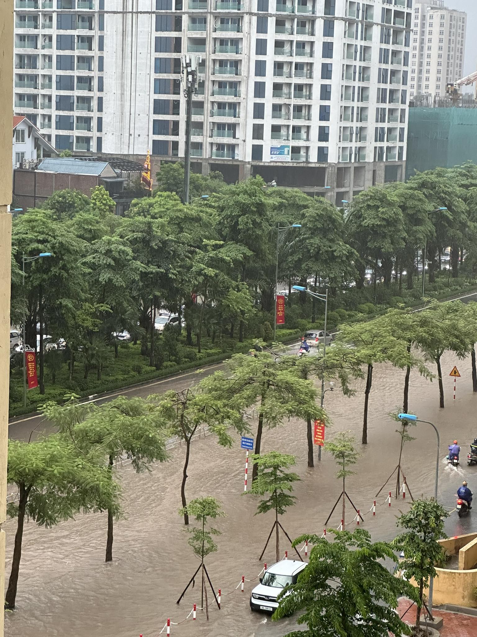 Khu nhà giàu Ciputra hễ mưa là ngập trong 