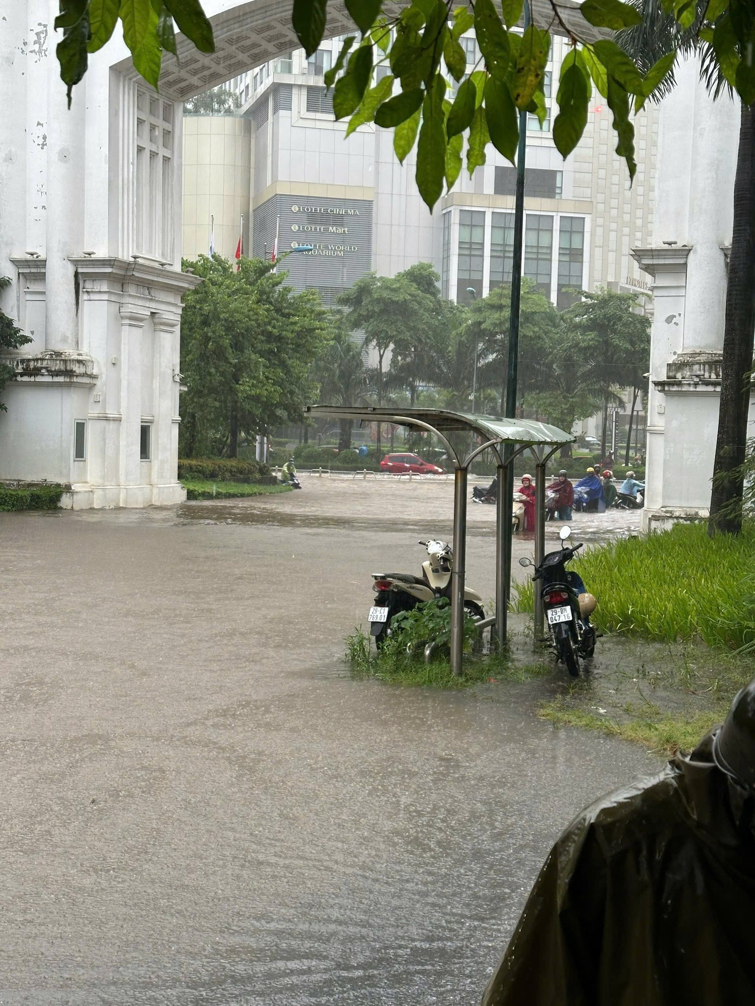 Khu nhà giàu Ciputra hễ mưa là ngập trong 