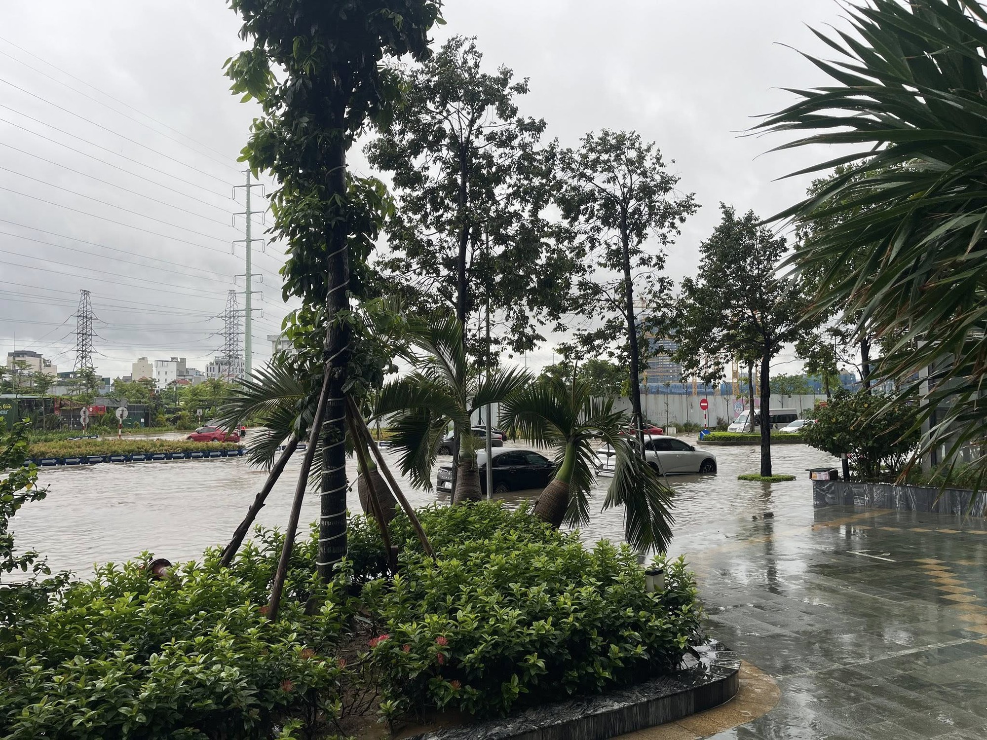 Khu nhà giàu Ciputra hễ mưa là ngập trong 