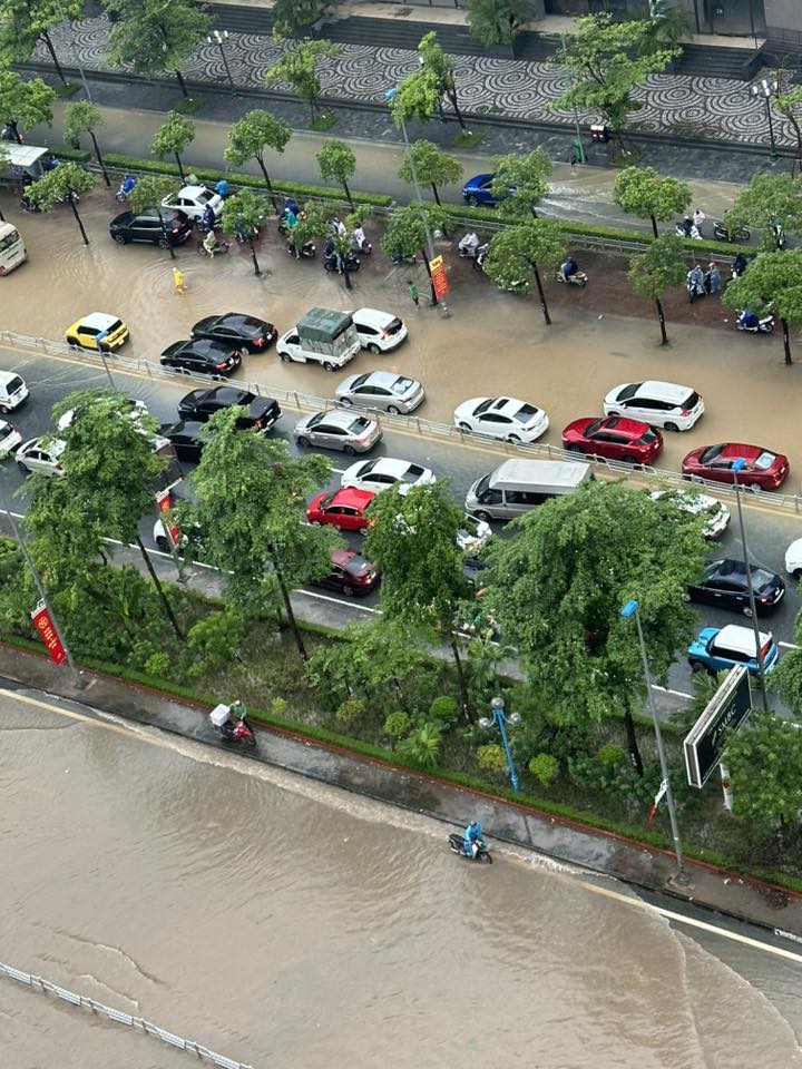 Khu nhà giàu Ciputra hễ mưa là ngập trong 