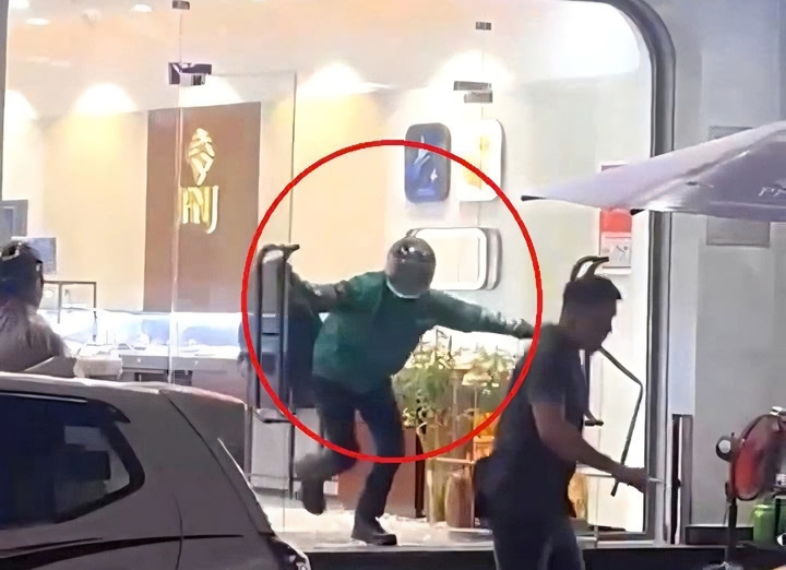 Nam thanh niên mặc áo Grab, cầm búa xông vào cướp tiệm vàng ở Đà Nẵng- Ảnh 1.
