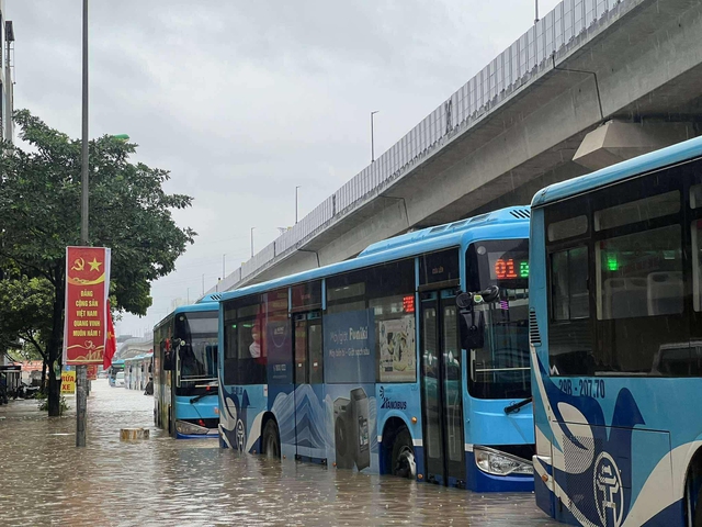 Hà Nội mưa to do ảnh hưởng bão số 5, đường phố ngập nặng, giao thông ách tắc- Ảnh 16.