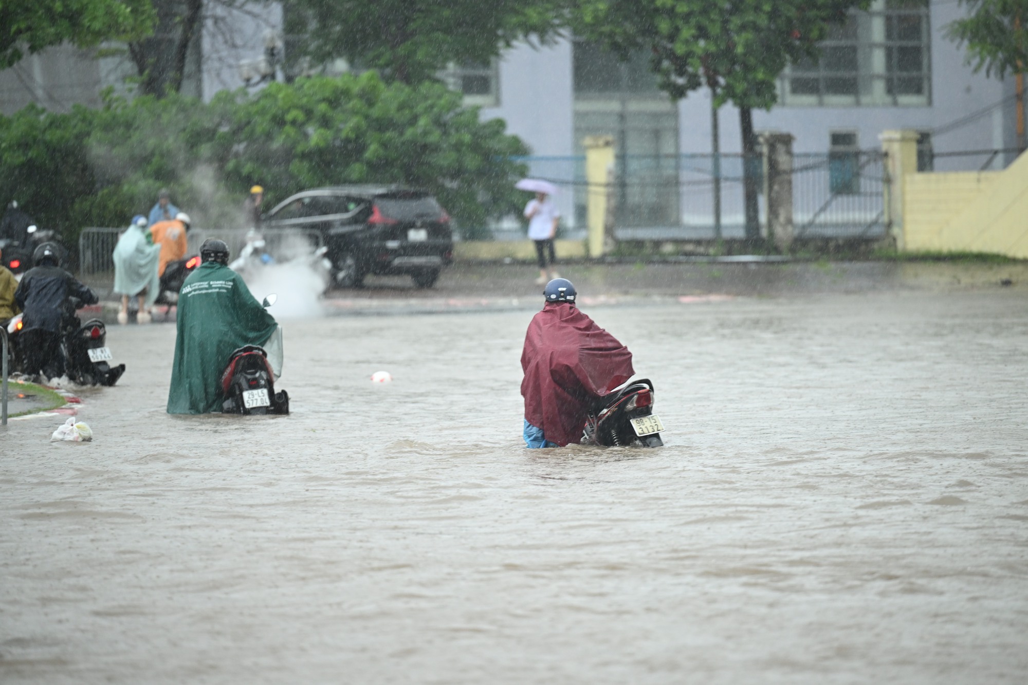 Khung cảnh lạ giữa Hà Nội mênh mông biển nước: Người mang đồ đi bắt cá giữa đường, người lướt ca nô, người đạp vịt trên "vịnh" Văn Quán- Ảnh 8.