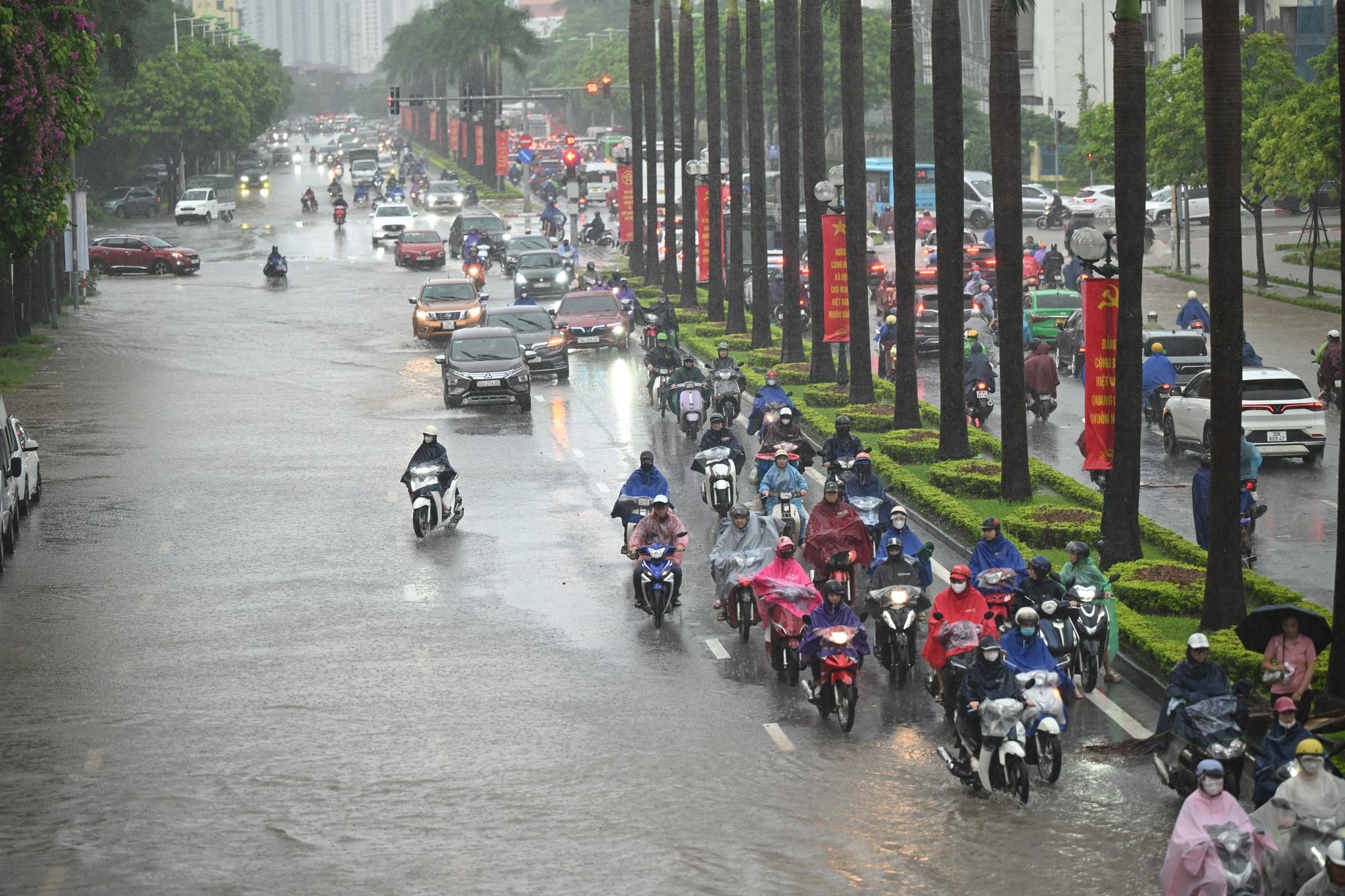 Khung cảnh lạ giữa Hà Nội mênh mông biển nước: Người mang đồ đi bắt cá giữa đường, người lướt ca nô, người đạp vịt trên "vịnh" Văn Quán- Ảnh 5.