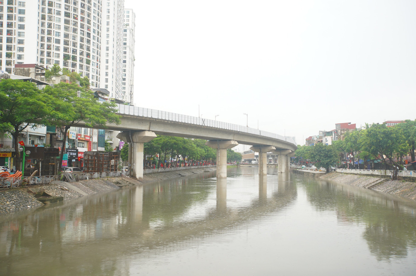 Đường và hồ 'hòa làm một' sau mưa lớn, người dân lấy cọc làm mốc để lội về nhà- Ảnh 14. Đường và hồ 'hòa làm một' sau mưa lớn, người dân lấy cọc làm mốc để lội về nhà- Ảnh 14.