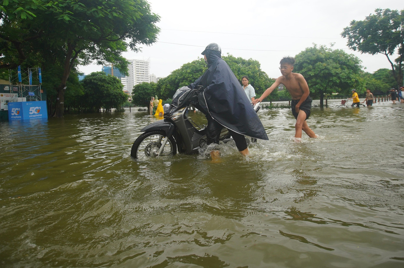 Đường và hồ 'hòa làm một' sau mưa lớn, người dân lấy cọc làm mốc để lội về nhà- Ảnh 11. Đường và hồ 'hòa làm một' sau mưa lớn, người dân lấy cọc làm mốc để lội về nhà- Ảnh 11.