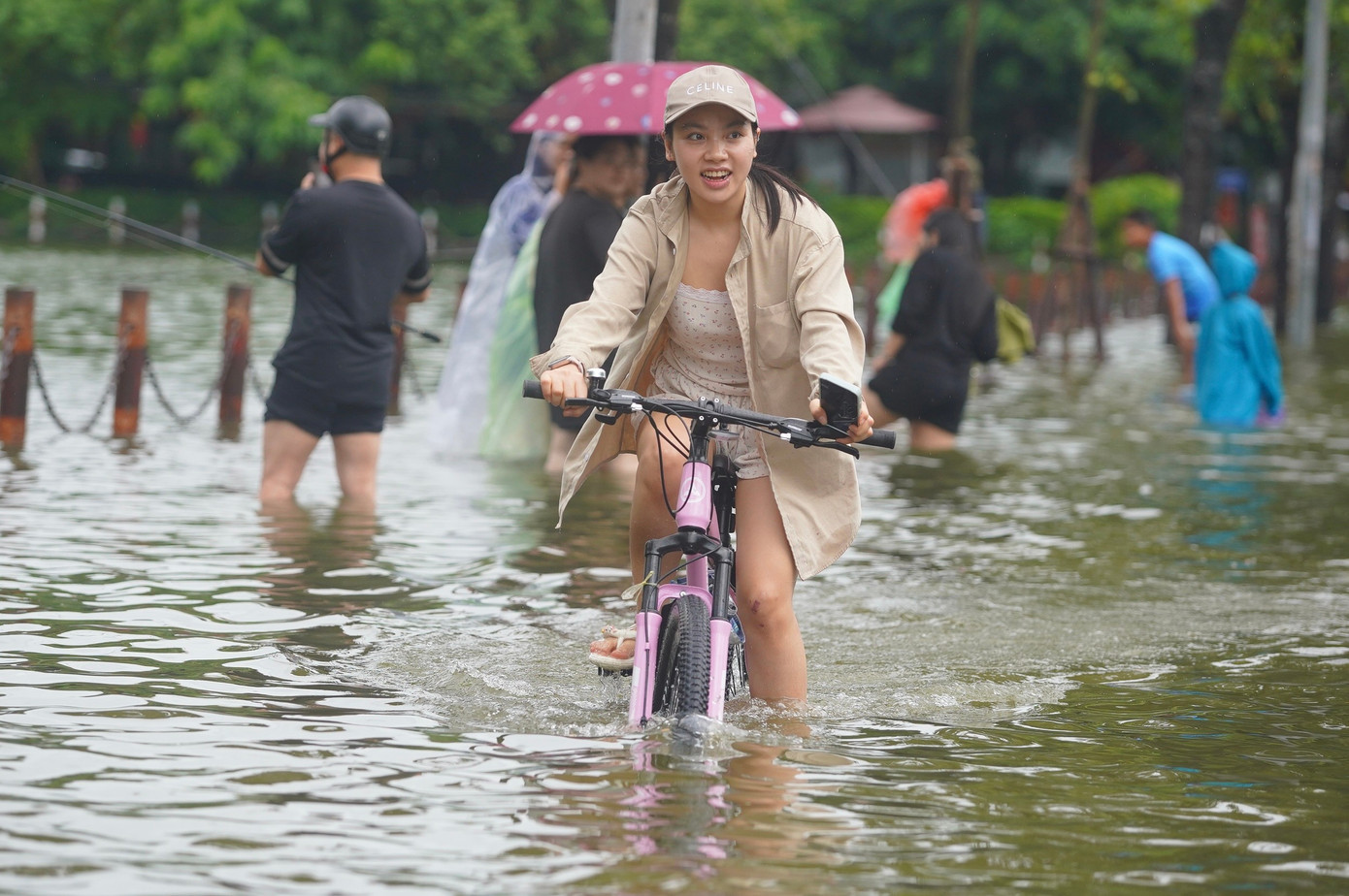 Đường và hồ 'hòa làm một' sau mưa lớn, người dân lấy cọc làm mốc để lội về nhà- Ảnh 6. Đường và hồ 'hòa làm một' sau mưa lớn, người dân lấy cọc làm mốc để lội về nhà- Ảnh 6.