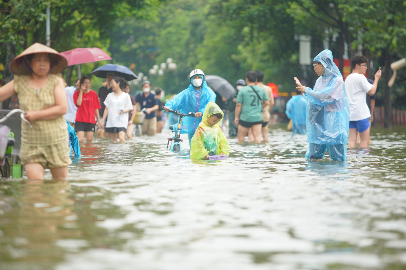 Đường và hồ 'hòa làm một' sau mưa lớn, người dân lấy cọc làm mốc để lội về nhà- Ảnh 3. Đường và hồ 'hòa làm một' sau mưa lớn, người dân lấy cọc làm mốc để lội về nhà- Ảnh 3.