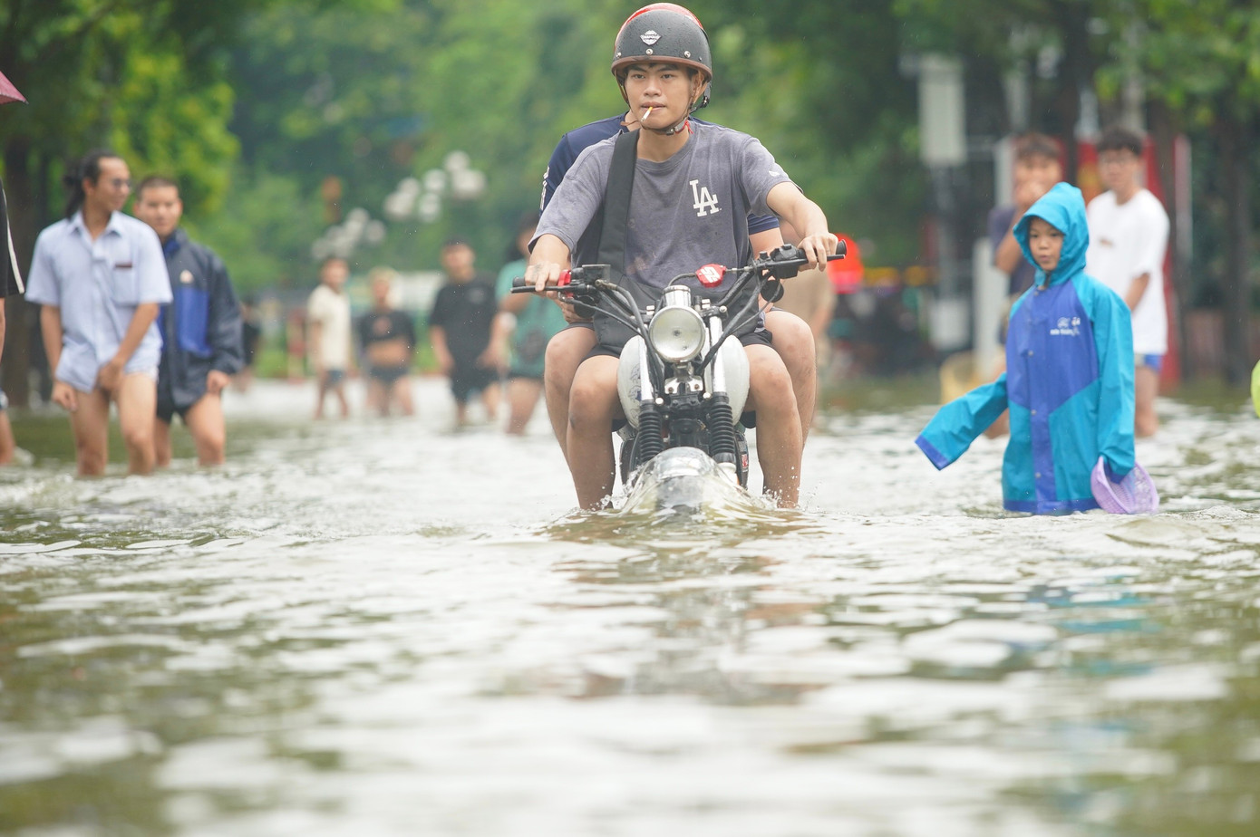 Đường và hồ 'hòa làm một' sau mưa lớn, người dân lấy cọc làm mốc để lội về nhà- Ảnh 8. Đường và hồ 'hòa làm một' sau mưa lớn, người dân lấy cọc làm mốc để lội về nhà- Ảnh 8.