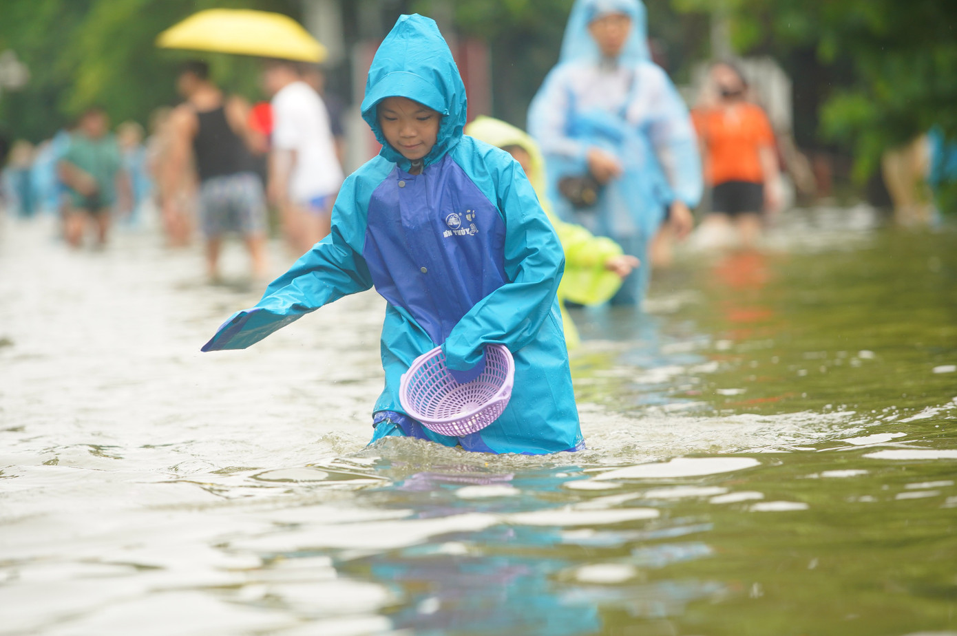 Đường và hồ 'hòa làm một' sau mưa lớn, người dân lấy cọc làm mốc để lội về nhà- Ảnh 13. Đường và hồ 'hòa làm một' sau mưa lớn, người dân lấy cọc làm mốc để lội về nhà- Ảnh 13.
