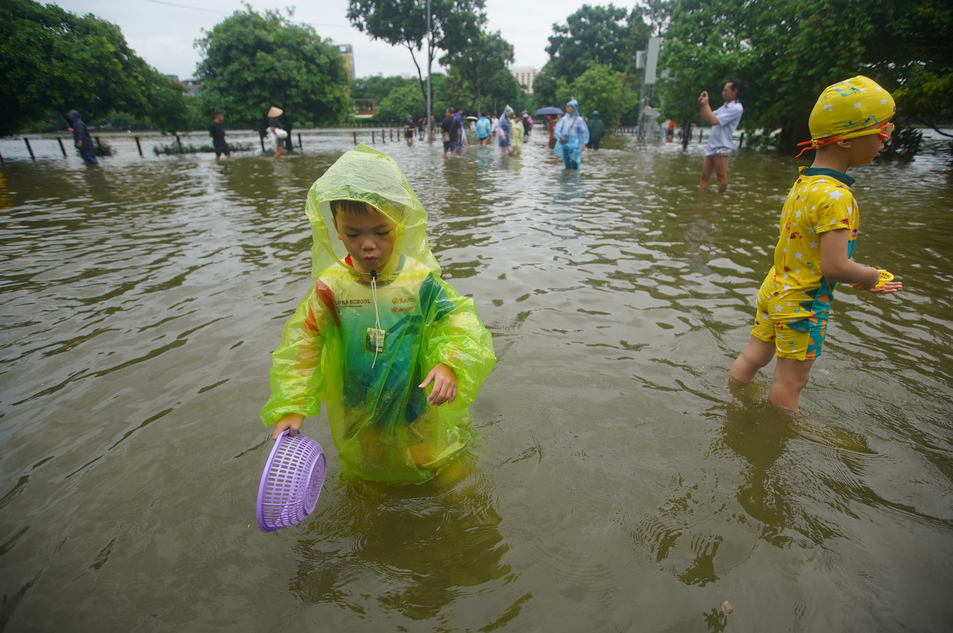 Đường và hồ 'hòa làm một' sau mưa lớn, người dân lấy cọc làm mốc để lội về nhà- Ảnh 12. Đường và hồ 'hòa làm một' sau mưa lớn, người dân lấy cọc làm mốc để lội về nhà- Ảnh 12.