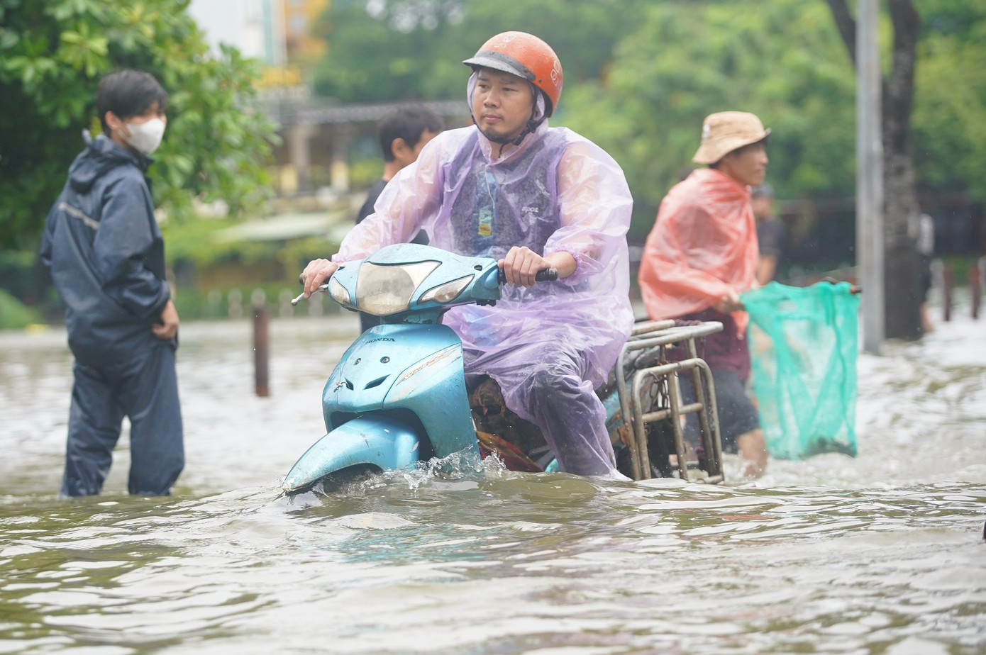 Đường và hồ 'hòa làm một' sau mưa lớn, người dân lấy cọc làm mốc để lội về nhà- Ảnh 7. Đường và hồ 'hòa làm một' sau mưa lớn, người dân lấy cọc làm mốc để lội về nhà- Ảnh 7.