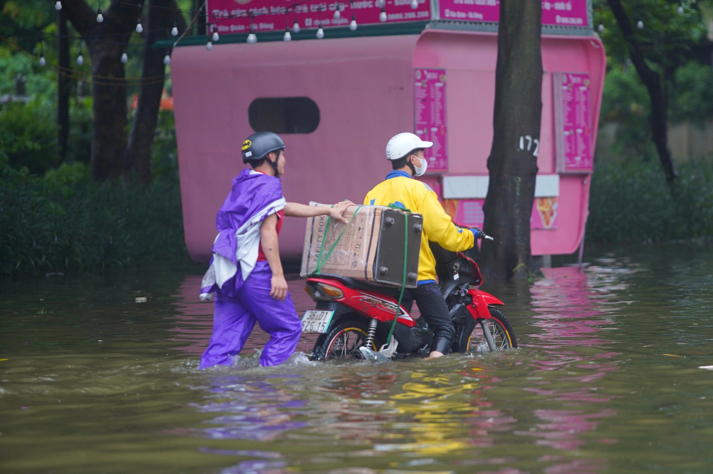 Đường và hồ 'hòa làm một' sau mưa lớn, người dân lấy cọc làm mốc để lội về nhà- Ảnh 10. Đường và hồ 'hòa làm một' sau mưa lớn, người dân lấy cọc làm mốc để lội về nhà- Ảnh 10.