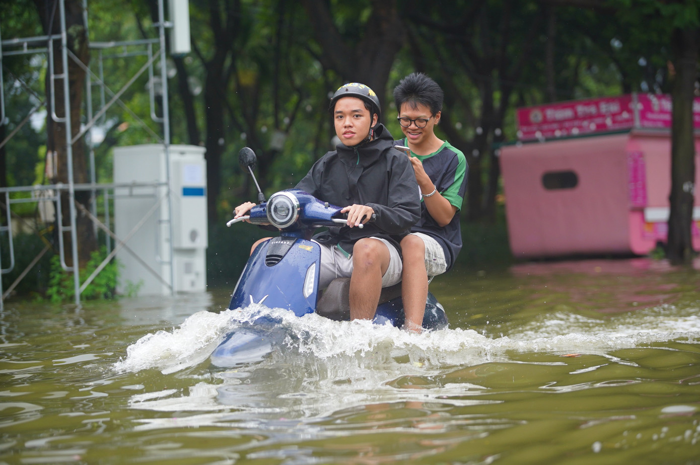 Đường và hồ 'hòa làm một' sau mưa lớn, người dân lấy cọc làm mốc để lội về nhà- Ảnh 9. Đường và hồ 'hòa làm một' sau mưa lớn, người dân lấy cọc làm mốc để lội về nhà- Ảnh 9.