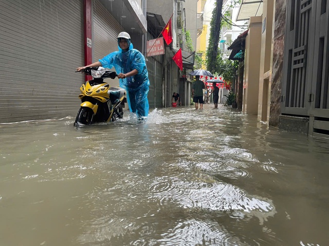 Hà Nội mưa to do ảnh hưởng bão số 5, đường phố ngập nặng, giao thông ách tắc- Ảnh 18.