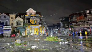 Hà Nội mưa cả đêm, khắp nơi ngập sâu, giao thông tắc cứng- Ảnh 16.