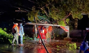 Hà Nội mưa cả đêm, khắp nơi ngập sâu, giao thông tắc cứng- Ảnh 17.