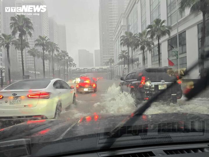 Hà Nội mưa cả đêm, khắp nơi ngập sâu, giao thông tắc cứng- Ảnh 5.