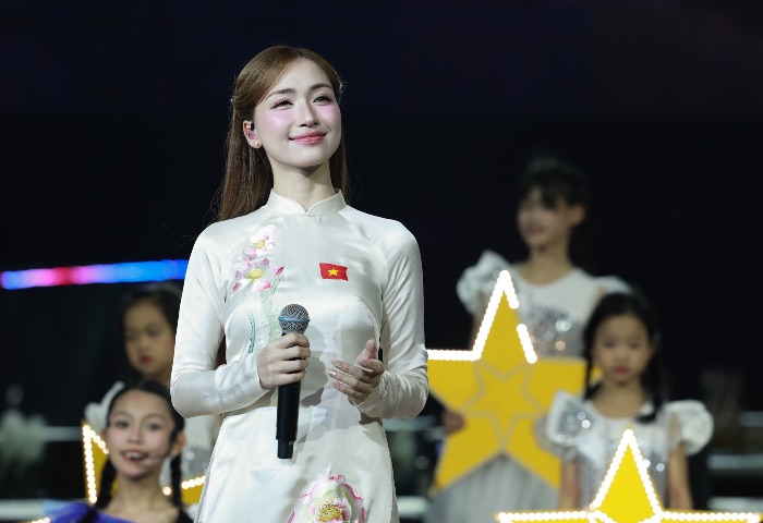 Nữ ca sĩ đắt show nhất dịp Đại lễ 2/9: Bay ra bay vào xuyên Bắc - Nam, lịch trình kín mít vẫn kịp ra MV mới đạt thành tích toàn cầu- Ảnh 3.