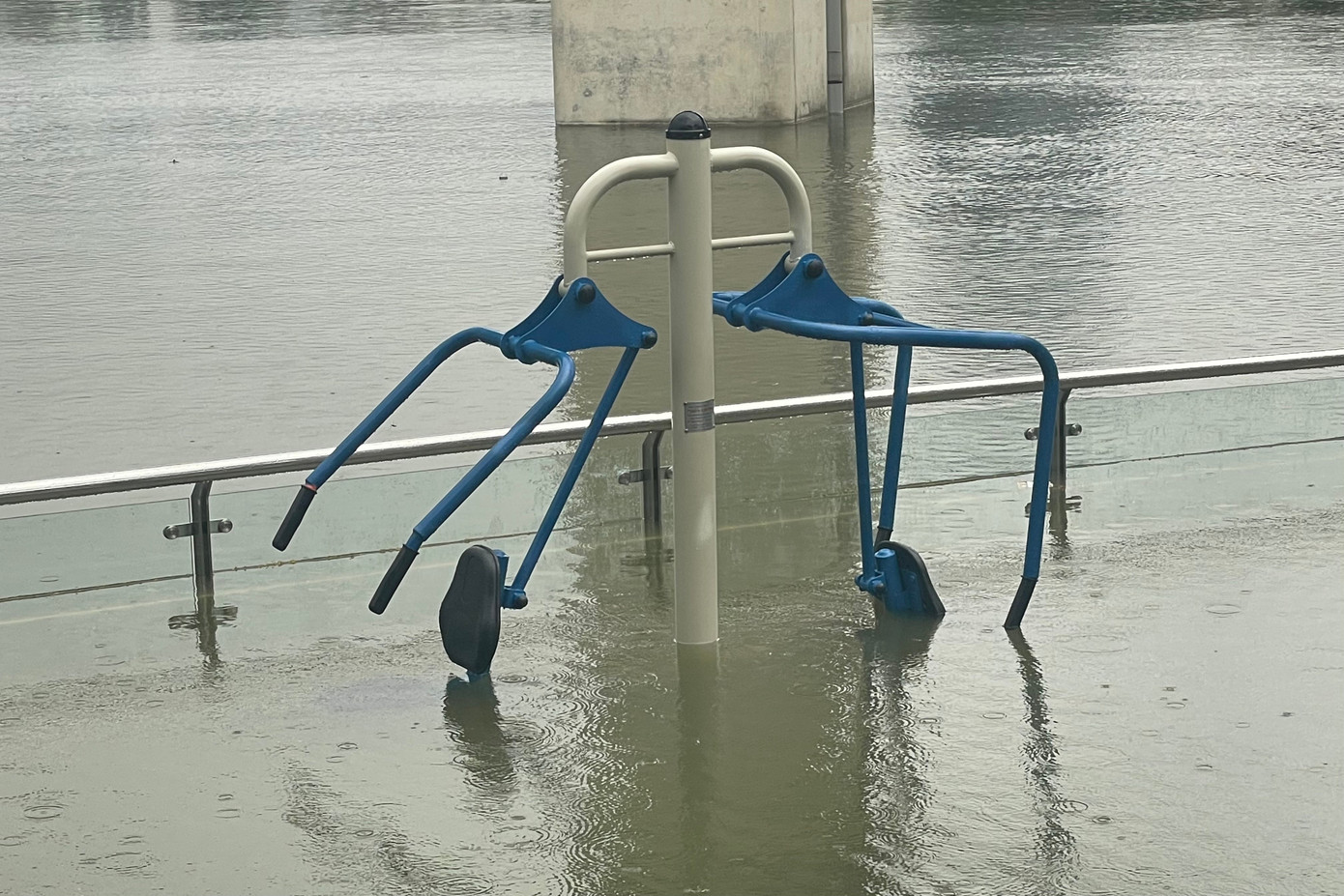 Đường và hồ 'hòa làm một' sau mưa lớn, người dân lấy cọc làm mốc để lội về nhà- Ảnh 21. Đường và hồ 'hòa làm một' sau mưa lớn, người dân lấy cọc làm mốc để lội về nhà- Ảnh 21.