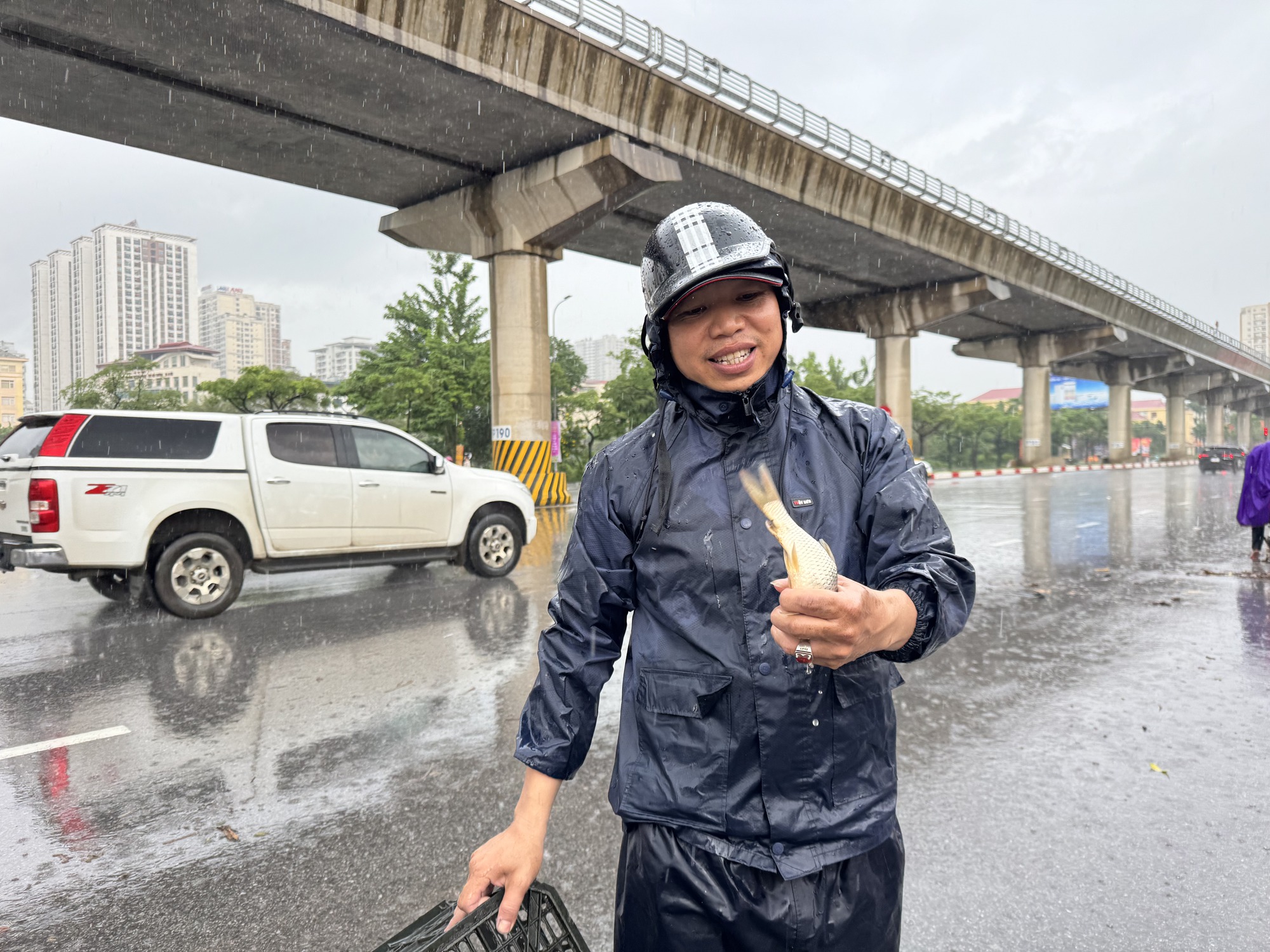 Khung cảnh lạ giữa Hà Nội mênh mông biển nước: Người mang đồ đi bắt cá giữa đường, người lướt ca nô, người đạp vịt trên "vịnh" Văn Quán- Ảnh 15.