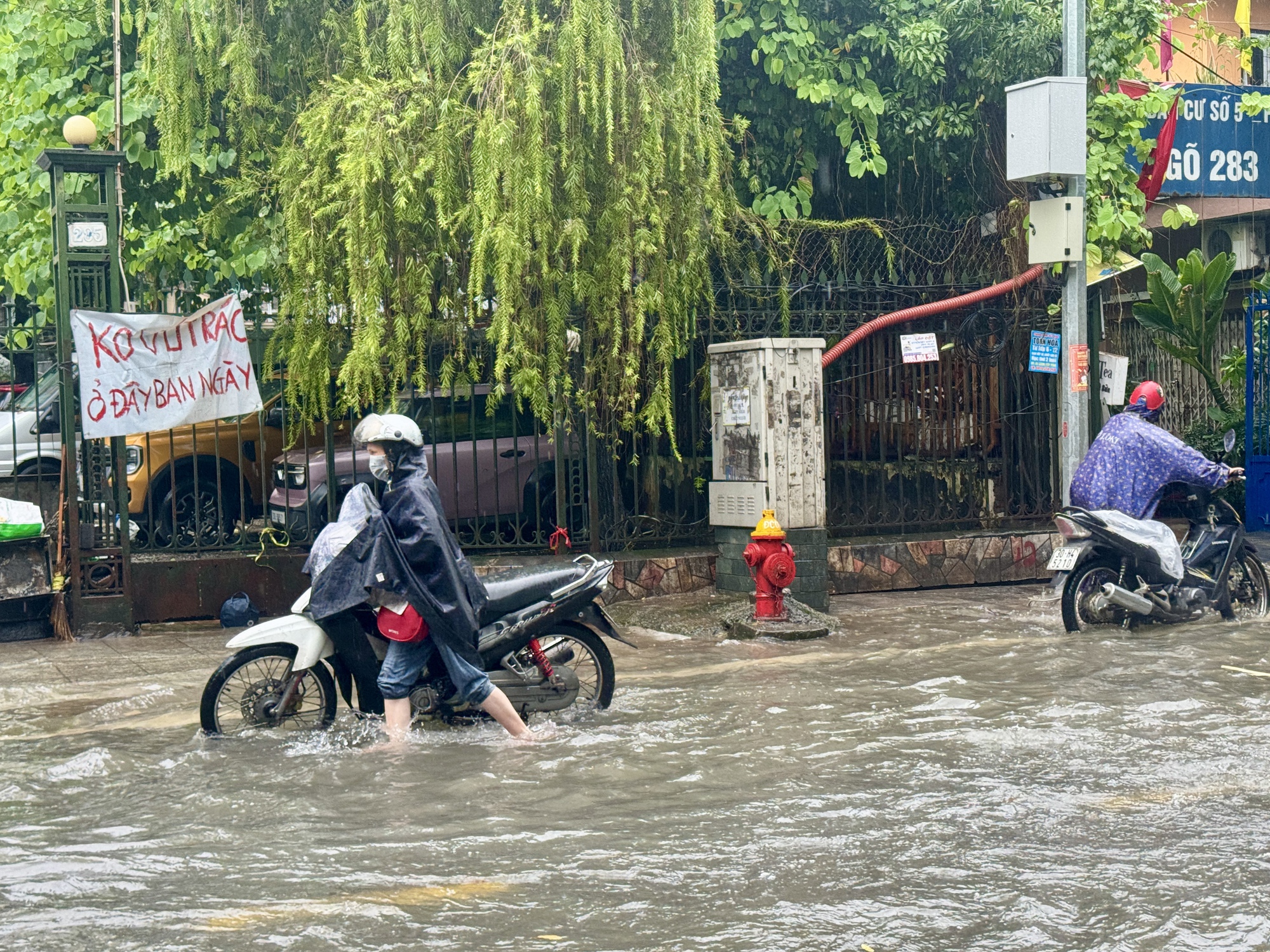 Khung cảnh lạ giữa Hà Nội mênh mông biển nước: Người mang đồ đi bắt cá giữa đường, người lướt ca nô, người đạp vịt trên "vịnh" Văn Quán- Ảnh 9.
