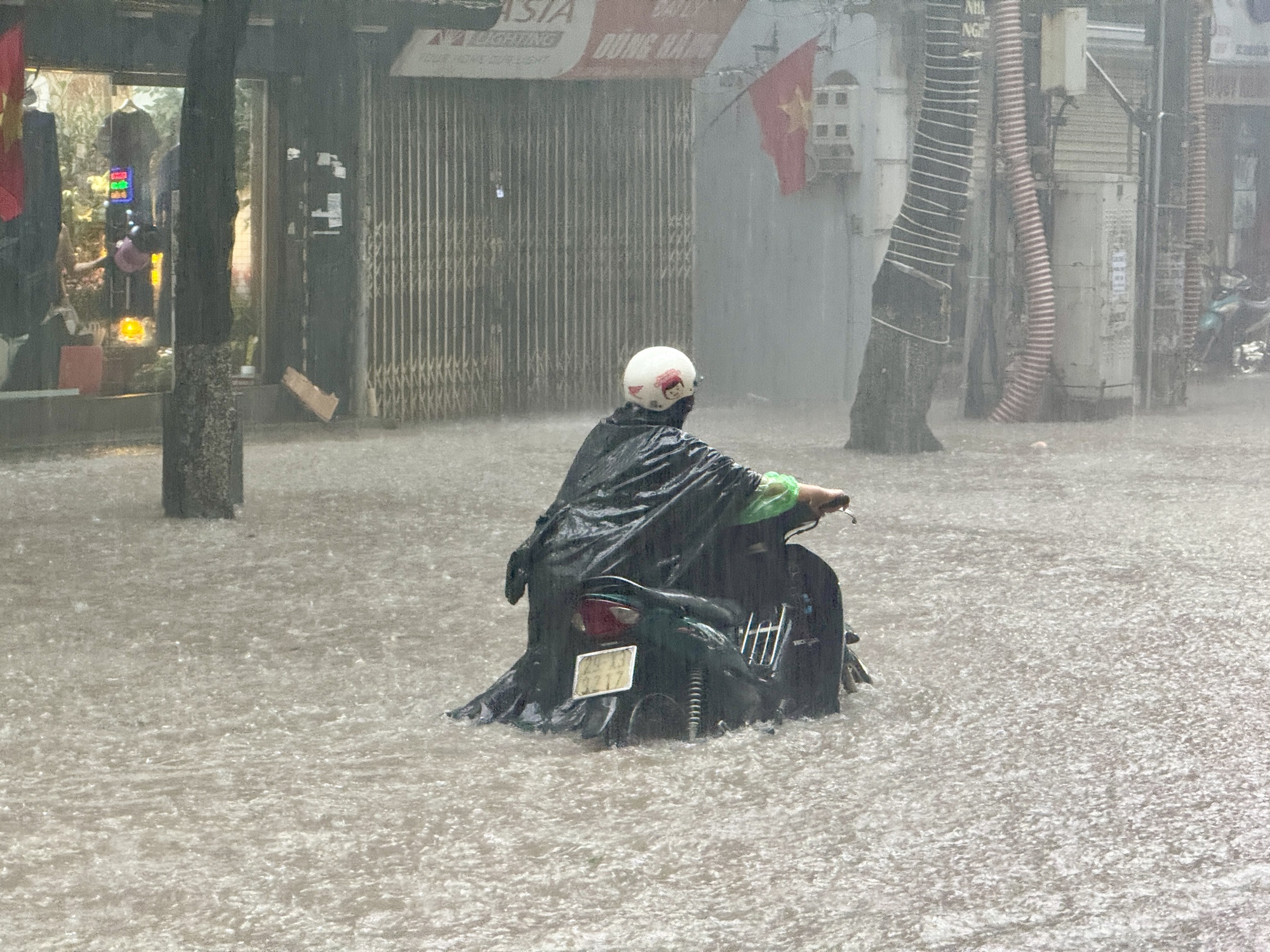 Khung cảnh lạ giữa Hà Nội mênh mông biển nước: Người mang đồ đi bắt cá giữa đường, người lướt ca nô, người đạp vịt trên "vịnh" Văn Quán- Ảnh 12.