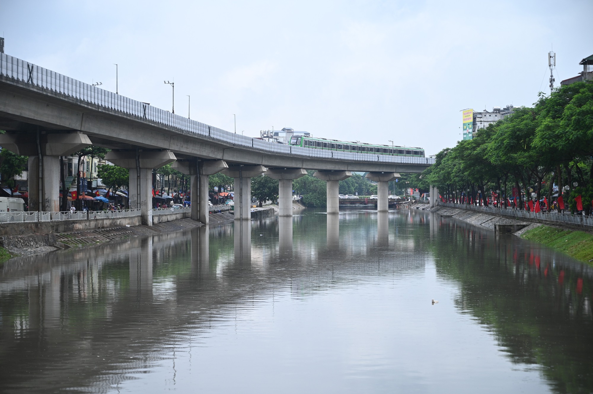 Cảnh tượng lạ trên sông Tô Lịch sau trận mưa như trút ở Hà Nội, nhiều người kinh ngạc thốt lên: "Đây là lần đầu tiên tôi thấy"- Ảnh 8. Cảnh tượng lạ trên sông Tô Lịch sau trận mưa như trút ở Hà Nội, nhiều người kinh ngạc thốt lên: "Đây là lần đầu tiên tôi thấy"- Ảnh 8.