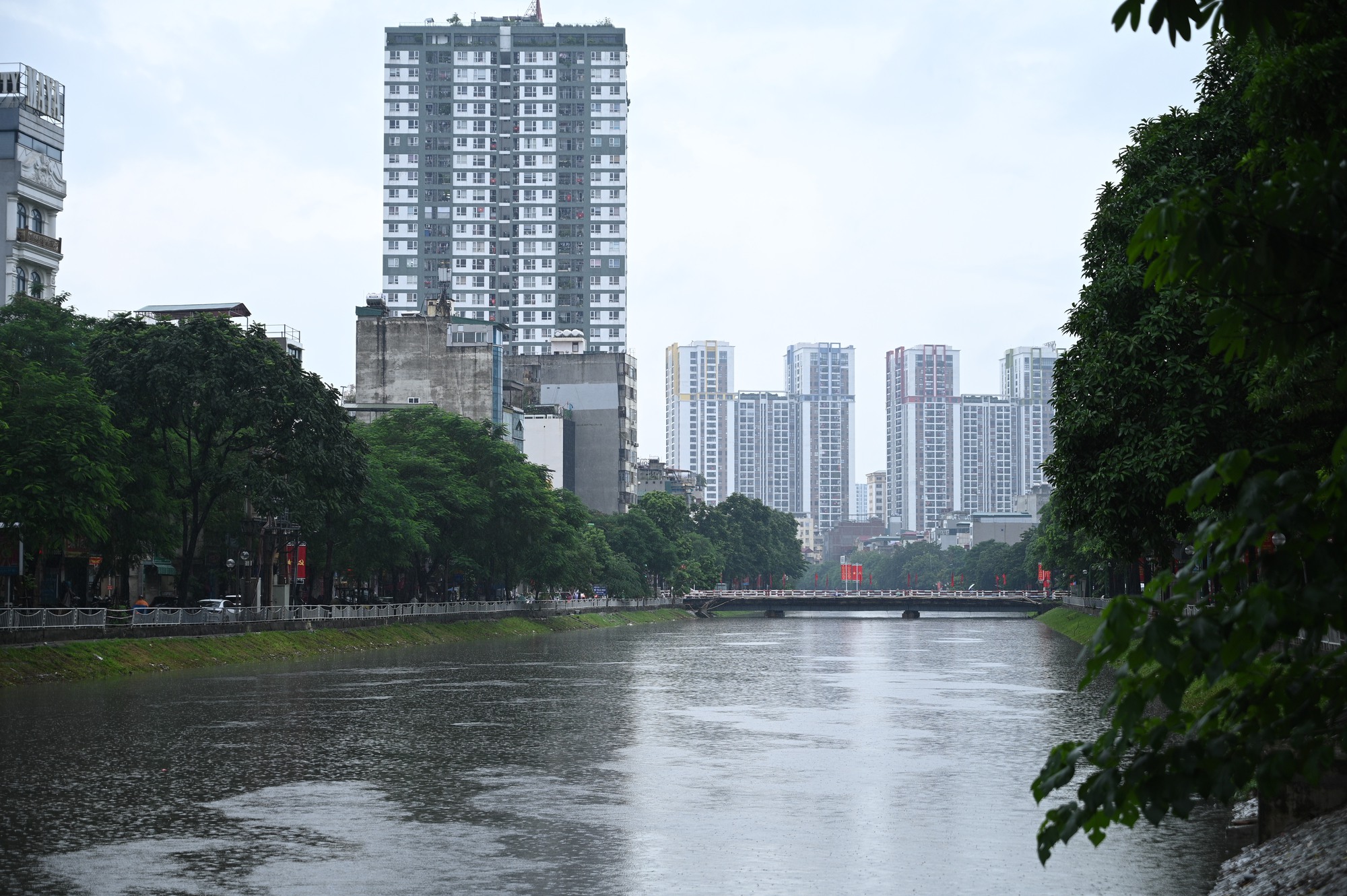 Cảnh tượng lạ trên sông Tô Lịch sau trận mưa như trút ở Hà Nội, nhiều người kinh ngạc thốt lên: "Đây là lần đầu tiên tôi thấy"- Ảnh 5. Cảnh tượng lạ trên sông Tô Lịch sau trận mưa như trút ở Hà Nội, nhiều người kinh ngạc thốt lên: "Đây là lần đầu tiên tôi thấy"- Ảnh 5.