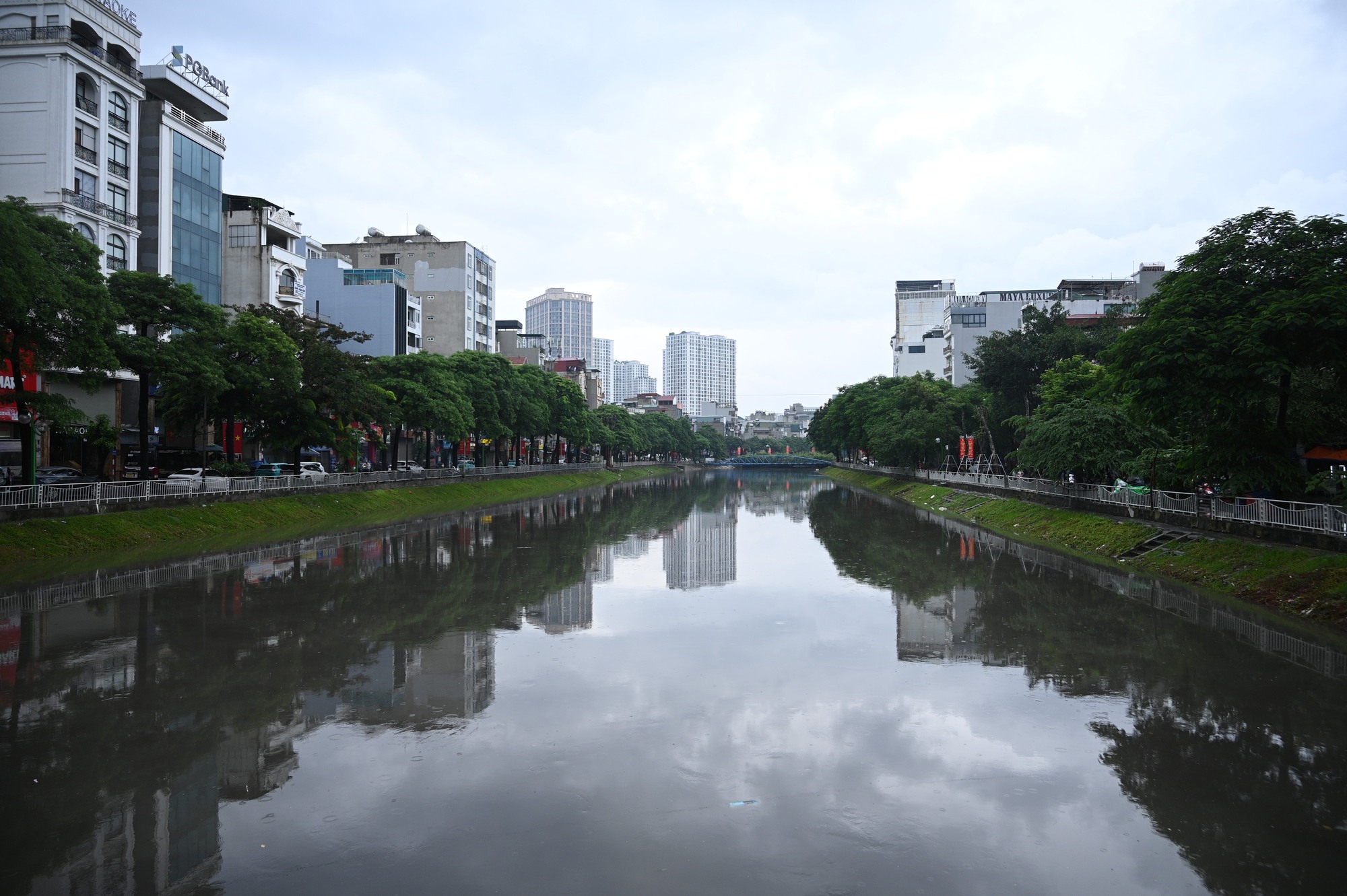 Cảnh tượng lạ trên sông Tô Lịch sau trận mưa như trút ở Hà Nội, nhiều người kinh ngạc thốt lên: "Đây là lần đầu tiên tôi thấy"- Ảnh 2. Cảnh tượng lạ trên sông Tô Lịch sau trận mưa như trút ở Hà Nội, nhiều người kinh ngạc thốt lên: "Đây là lần đầu tiên tôi thấy"- Ảnh 2.