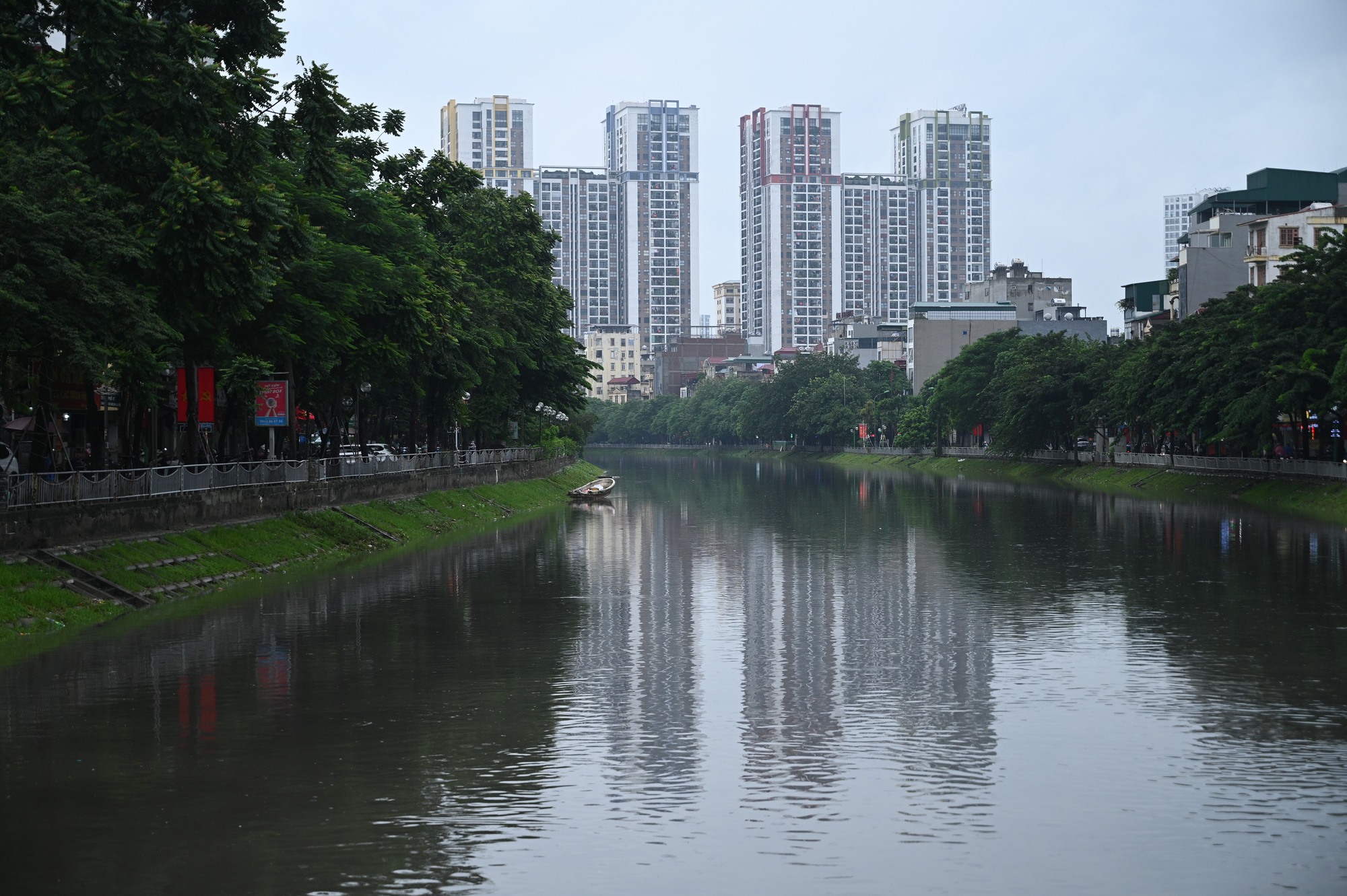 Cảnh tượng lạ trên sông Tô Lịch sau trận mưa như trút ở Hà Nội, nhiều người kinh ngạc thốt lên: "Đây là lần đầu tiên tôi thấy"- Ảnh 1. Cảnh tượng lạ trên sông Tô Lịch sau trận mưa như trút ở Hà Nội, nhiều người kinh ngạc thốt lên: "Đây là lần đầu tiên tôi thấy"- Ảnh 1.